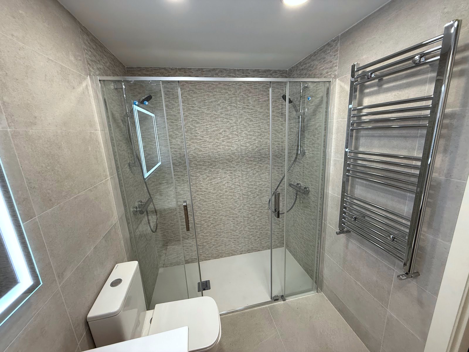 Baño reformado en Tarragona con plato de ducha y mampara de cristal