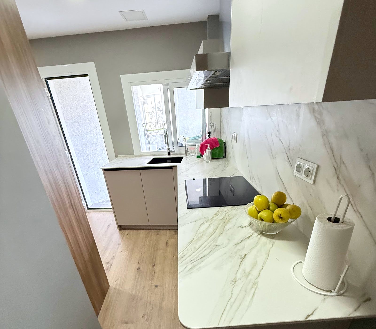 La península de la cocina ya en uso, con la encimera de mármol y la placa