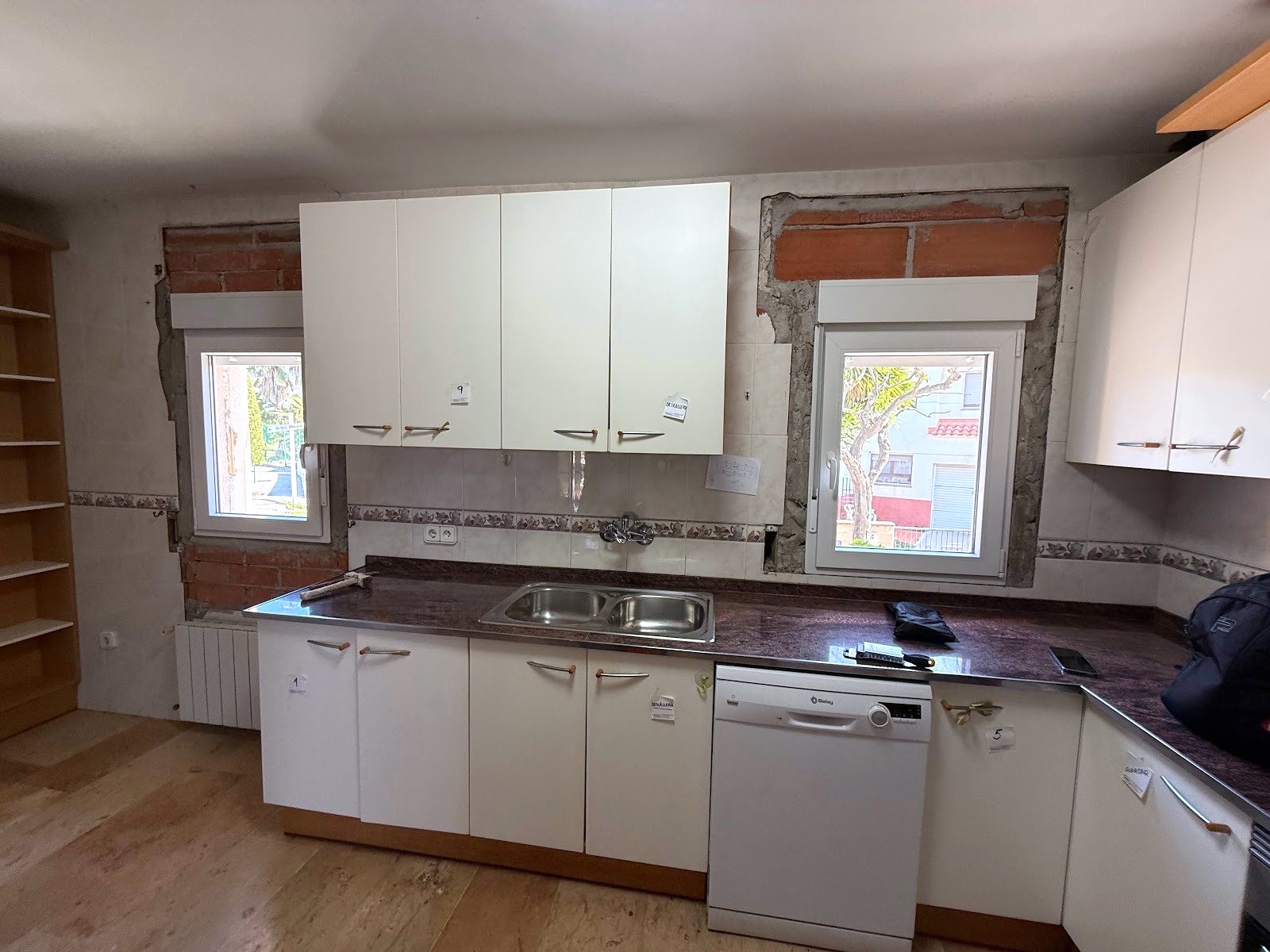La cocina durante la obra, con el alicatado picado alrededor de las ventanas